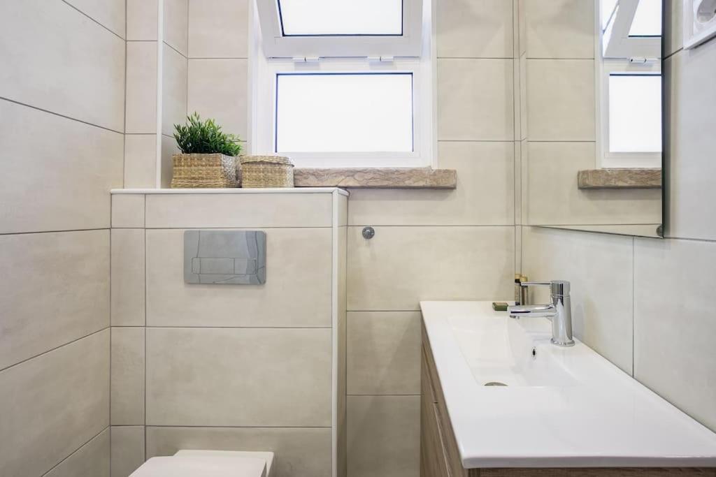 Family Tailor Made Flat In Areeiro Apartment